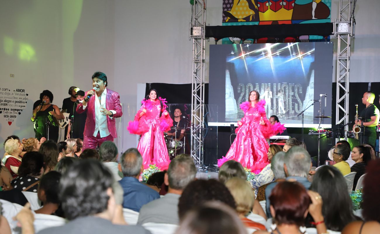 Imagem mostra pessoas dançando em evento anterior Miss e Mister Melhor Idade.
