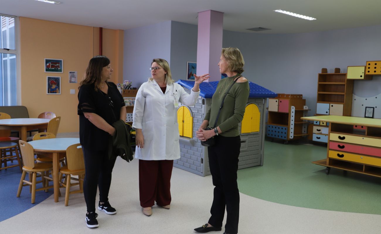 Imagem mostra a Secretária de Saúde Janaina Guerino e Margareth Venturinelli, junto a diretoria do Hospital Amaral Carvalho.