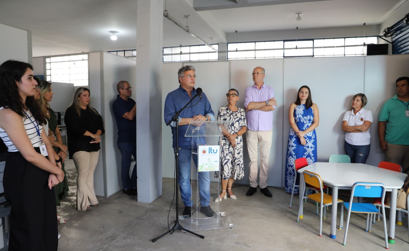 Imagem mostra o prefeito Guilherme Gazzola junto a autoridades e servidores em momento solene de reinauguração do CRAS Recriança