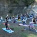 Imagem mostra pessoas em momento de aula de yoga