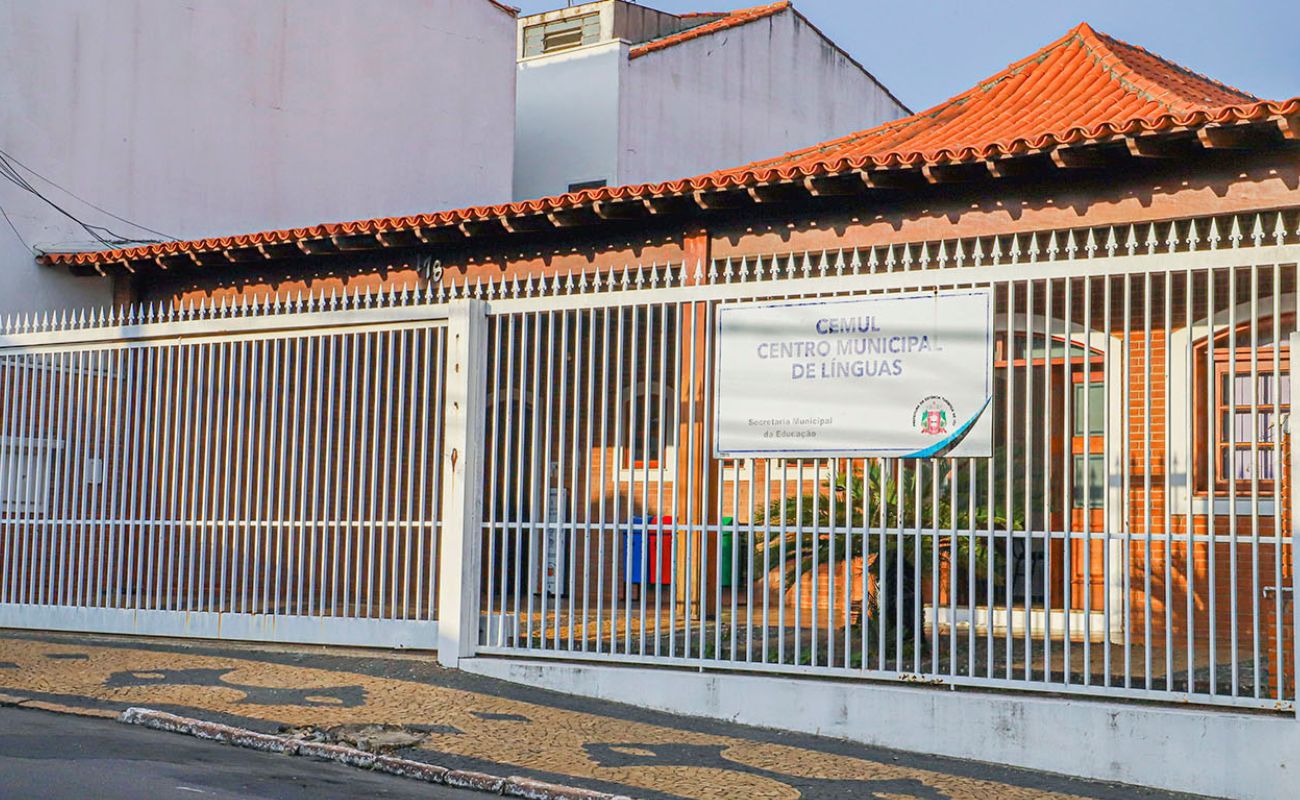 Imagem mostra a fachada do Cemul, local que está com vagas abertas para novos alunos a cursos de línguas.