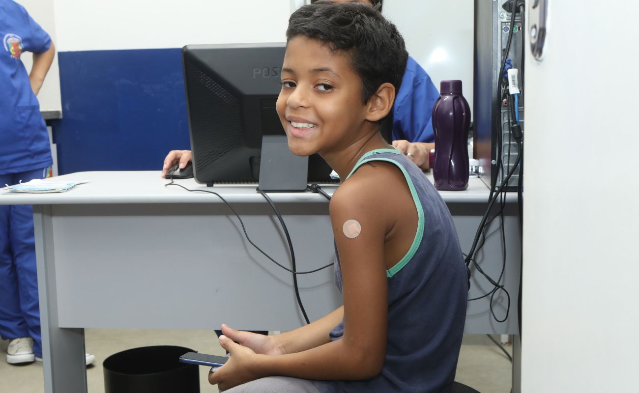 Imagem mostra a foto de um garoto que acabou de tomar sua vacina em uma das Ubss de Itu, em Dia D de divulgação.