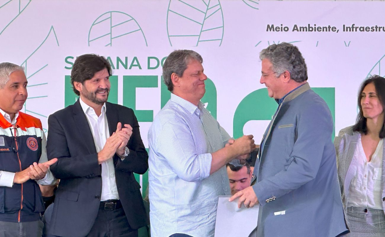 Imagem mostra o prefeito Guilherme Gazzola junto ao Governador Tarcísio Freitas, se cumprimentando