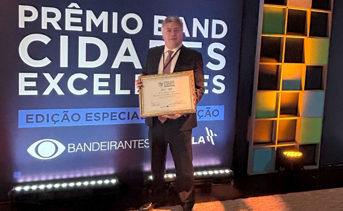 Imagem mostra o prefeito Guilherme Gazzola segurando em suas mãos o prêmio recebido pelo destaque de Itu junto a Band - Prêmio Cidades Excelentes.