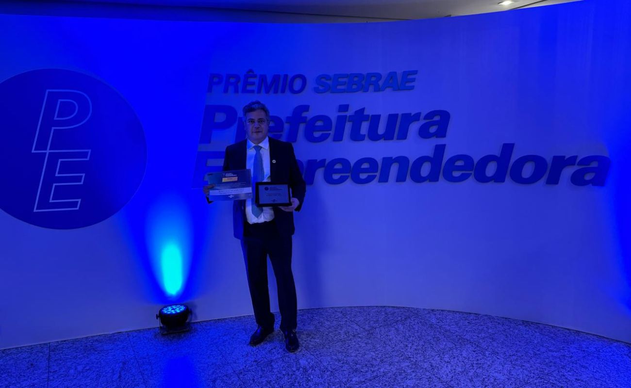 Imagem mostra o prefeito Guilherme Gazzola com os prêmios em mãos.