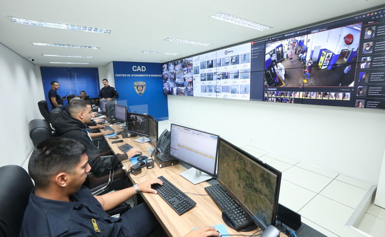 Imagem mostra guardas civis municipais atuando dentro do (Gabinete de Gestão Integrada)