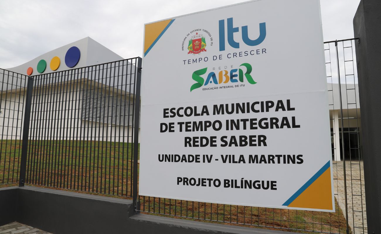 Imagem mostra a fachada de uma das unidades da Rede Saber, que atendem alunos de toda a cidade. Itu se destaca com altos índices de alfabetização.
