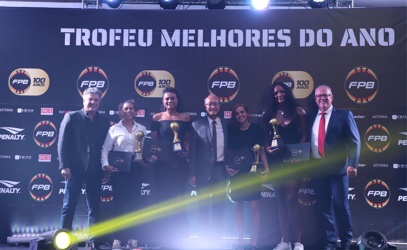 Imagem mostra o Prefeito Guilherme Gazzola com autoridades da Federação Paulista e as jogadoras premiadas.
