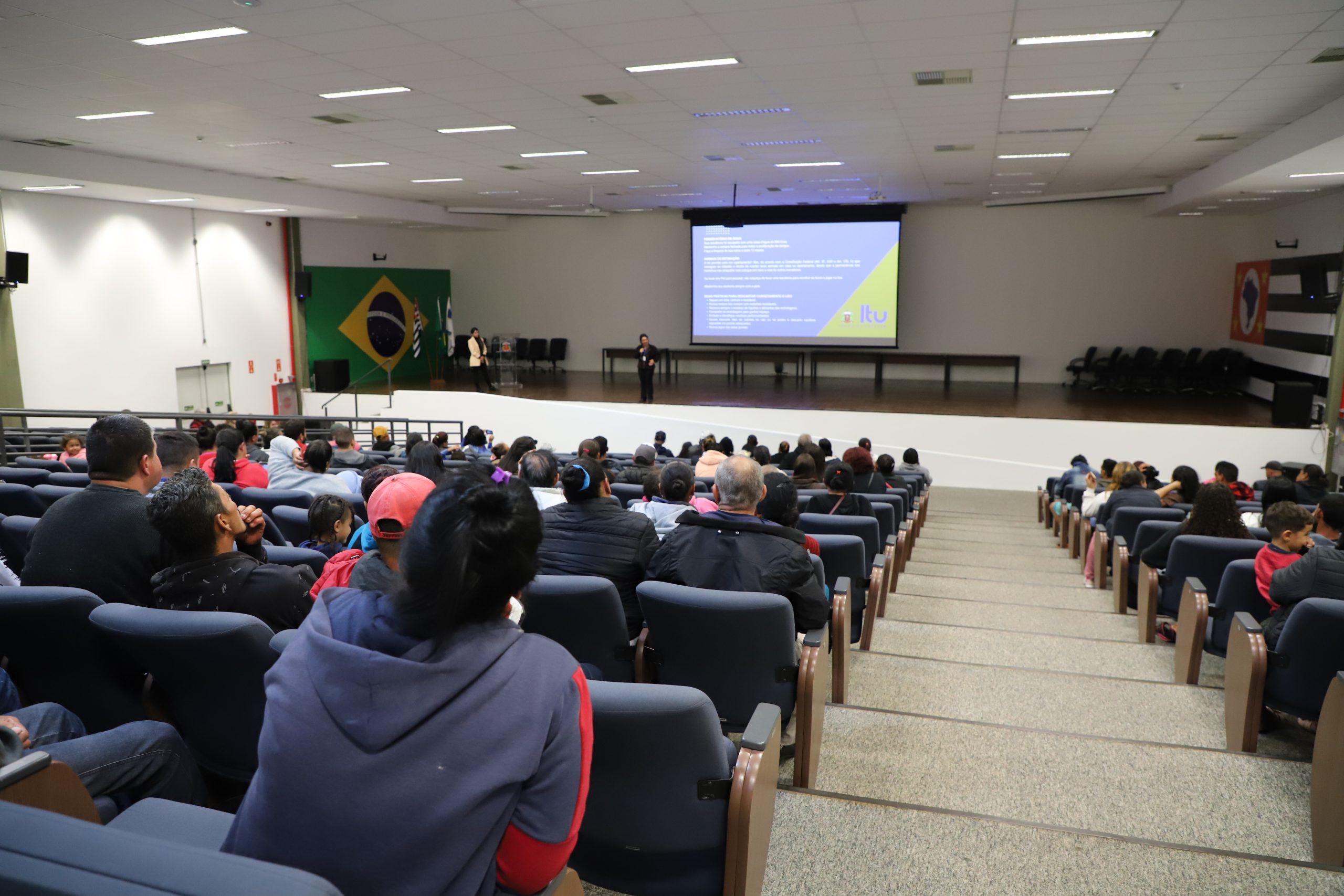 Imagem mostra os moradores da Vila Lucinda em reunião com equipe da Prefeitura de Itu.