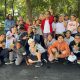 imagem mostra alunos da rede municipal com suas muda em mãos em uma das atividades educativas em comemoração a semana do meio ambiente