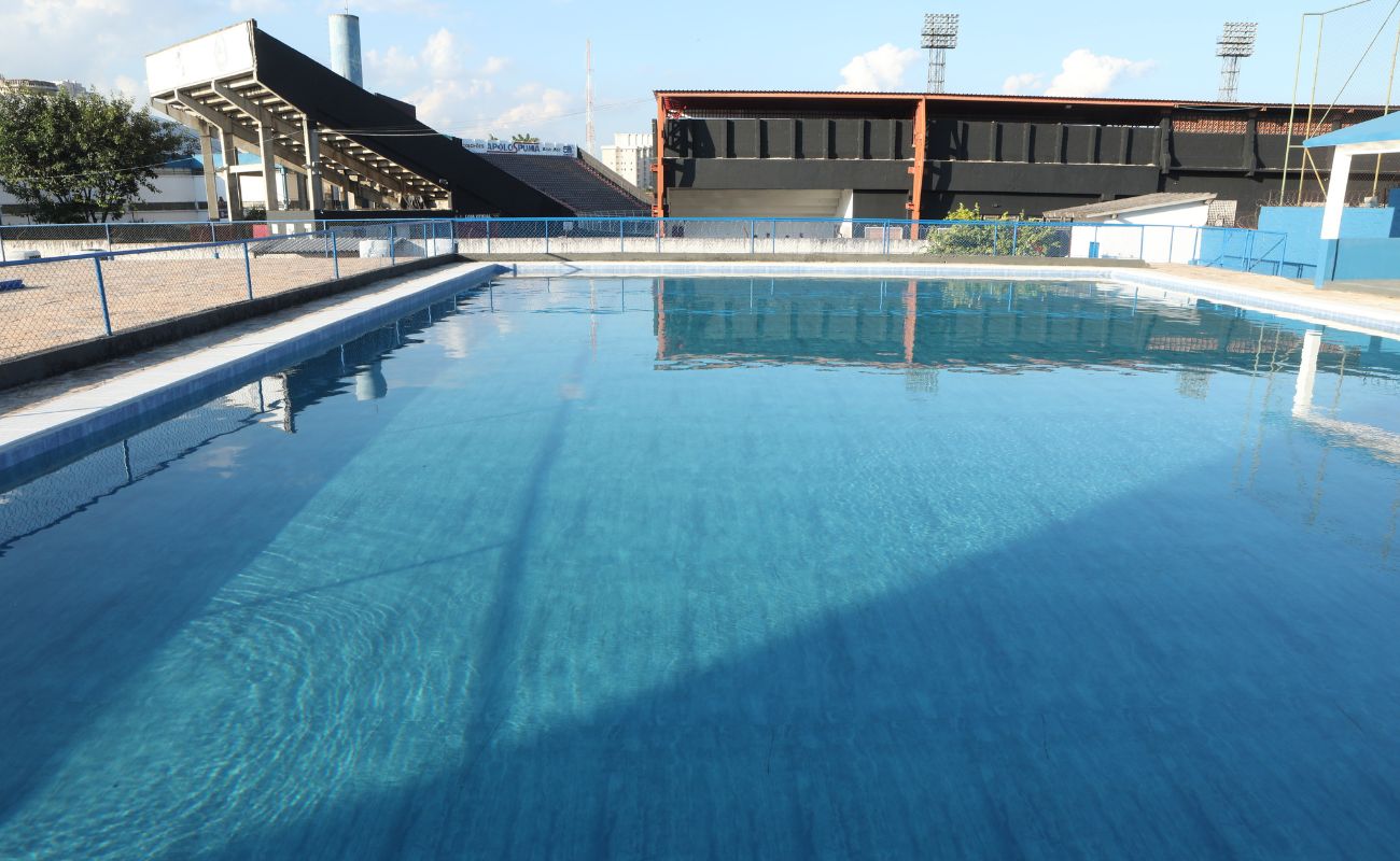 Imagem mostra a piscina pública do Ginásio Municipal, após reinauguração.