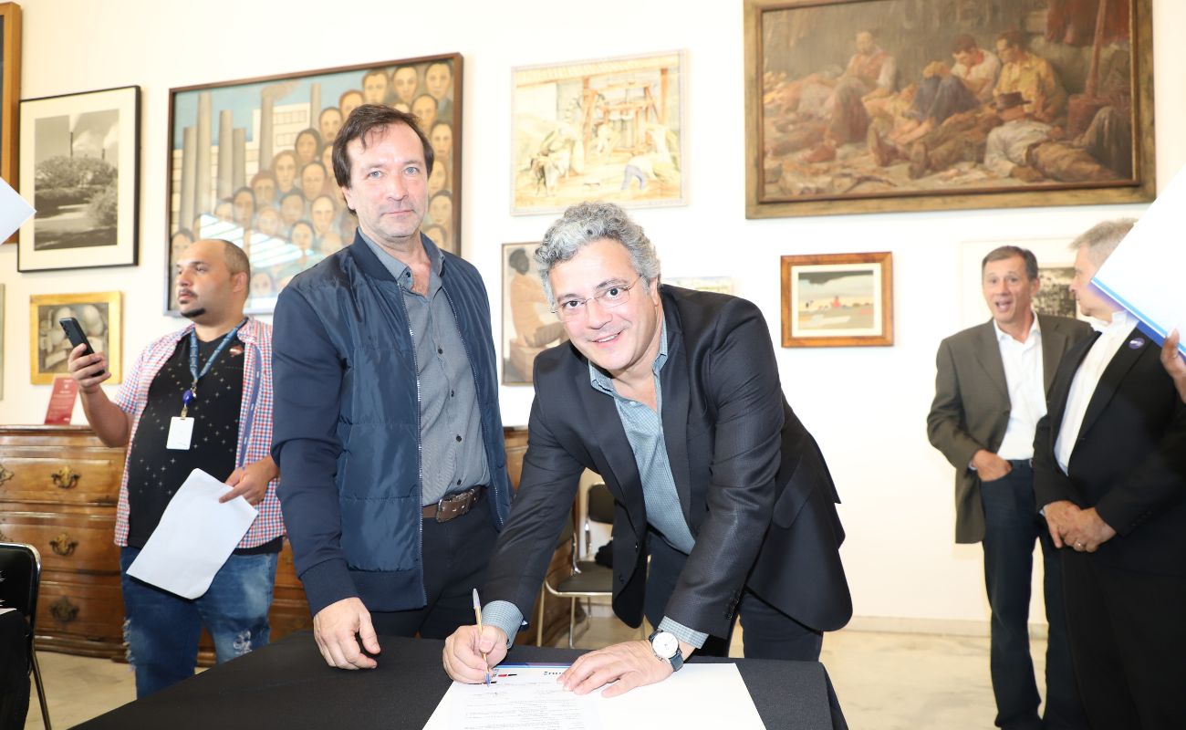 Imagem mostra o prefeito Guilherme Gazzola junto ao secretário de Estado de Desenvolvimento Urbano e Habitação, Marcelo Cardinale Branco, em momento de assinatura do Programa Vida Longa