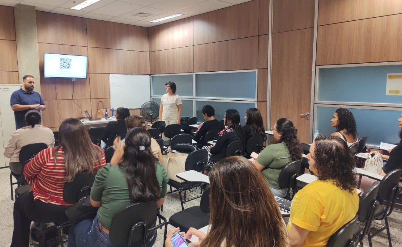 Imagem mostra cerca de 20 empreendedoras sentadas em momento de palestra.