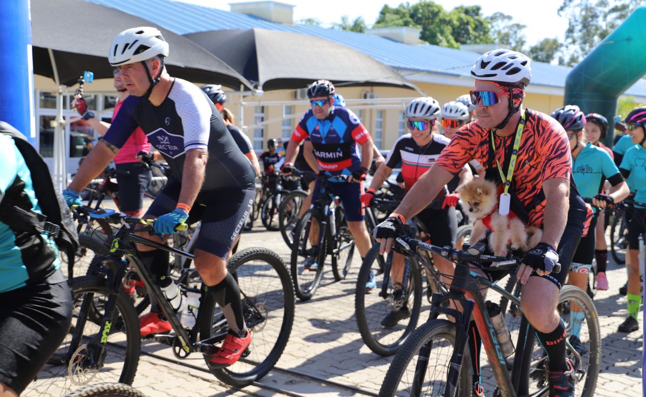 Imagem mostra ciclistas em momento de saída de evento Pedal da Amizade ocorrido anteriormente.