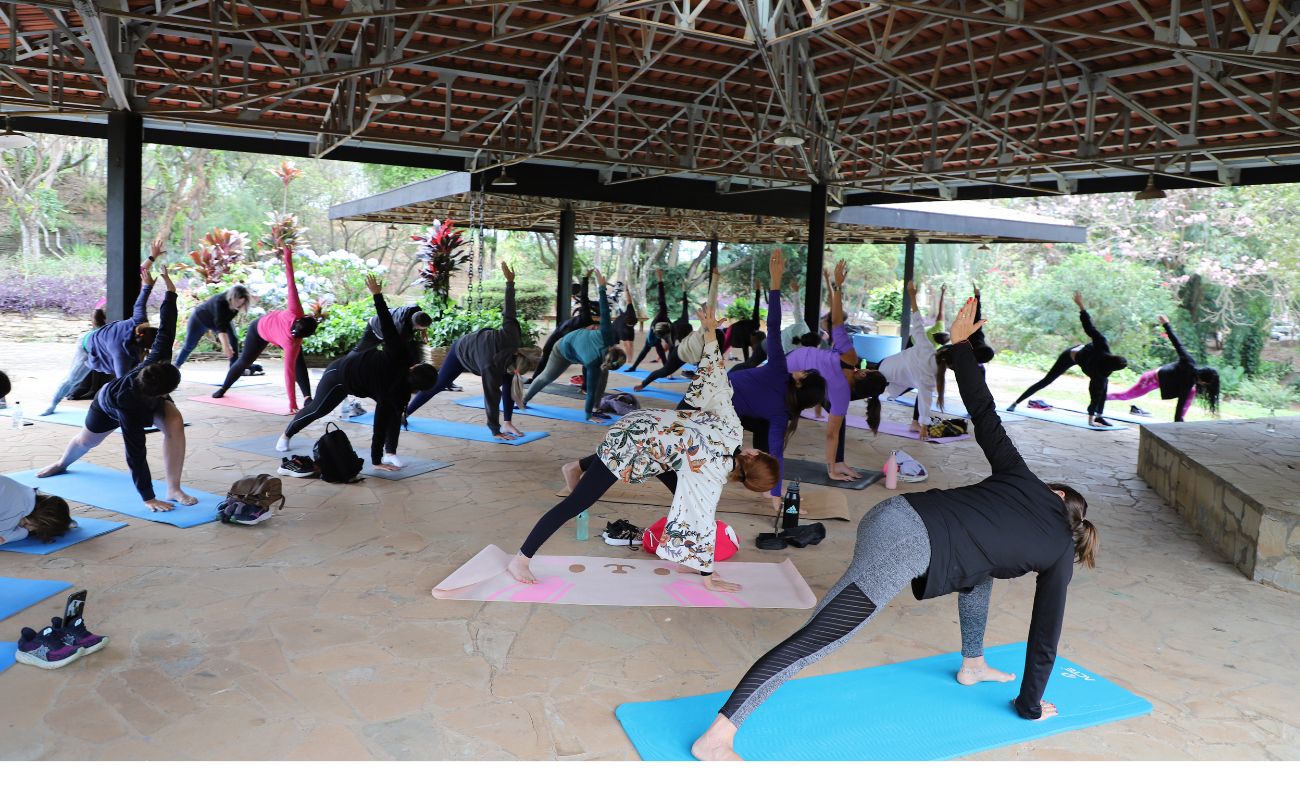 Imagem mostra alunas em posição de yoga em aula anterior.