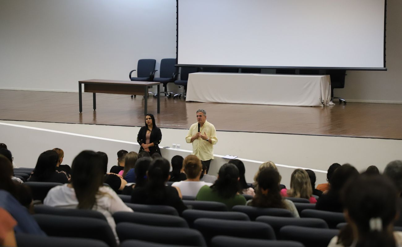 Imagem mostra o prefeito Guilherme Gazzola conversando com os novos funcionários públicos em momento de integração.