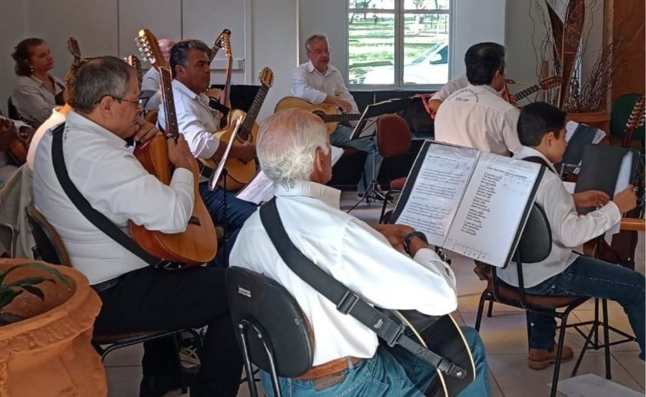 Imagem mostra membros da Orquestra Ituana de Viola Caipira com seus instrumentos nas mãos.